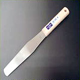 頑固な汚れをヘラで落とす