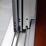 サッシなどの枠から外せるものは外す。